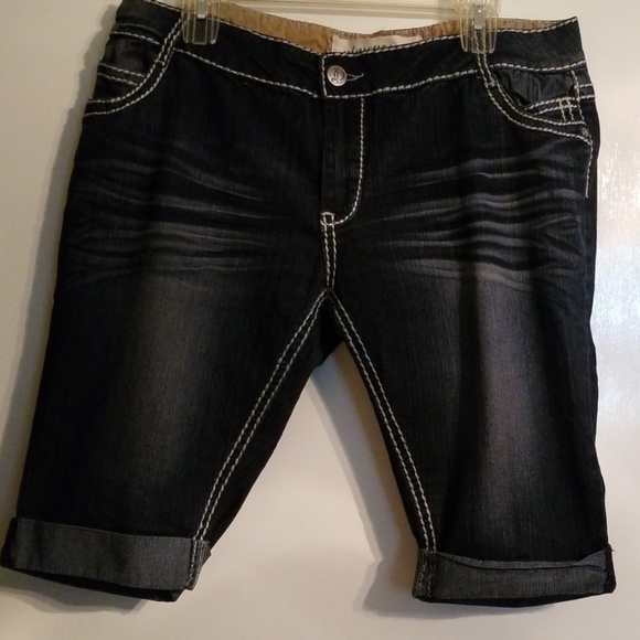 Women's jean shorts - Picture 2 of 3